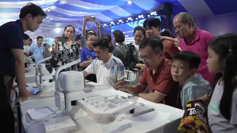 Khách tham quan trải nghiệm robot