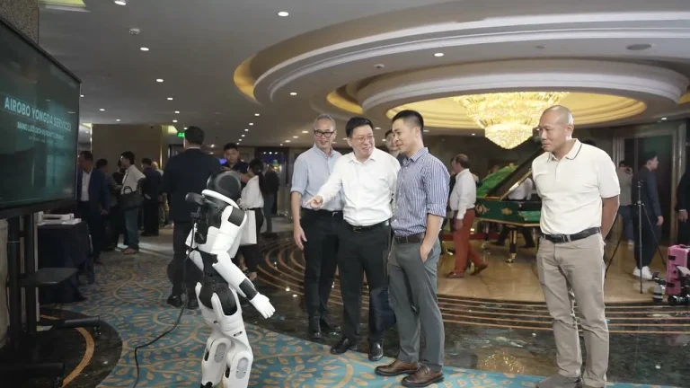 Giao lưu cùng robot