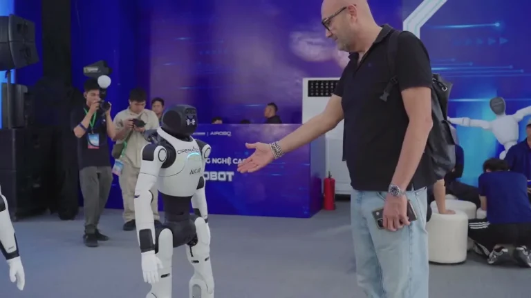 Một cái bắt tay cùng robot