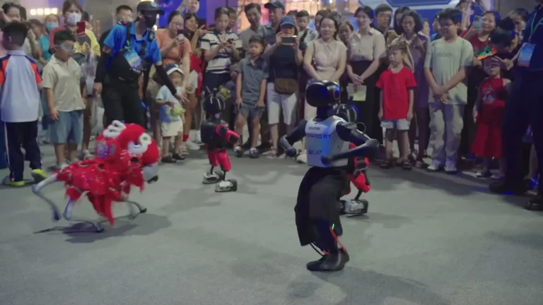 Robot và những vị khách nhỏ