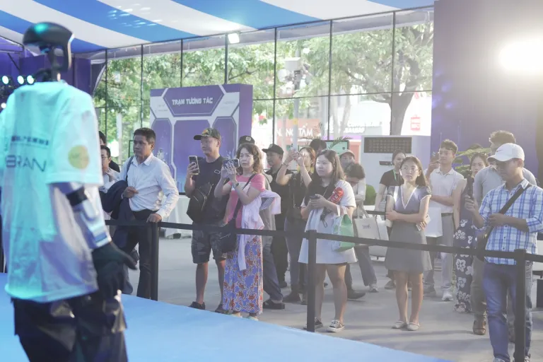 Không gian trải nghiệm robot · Hình ảnh