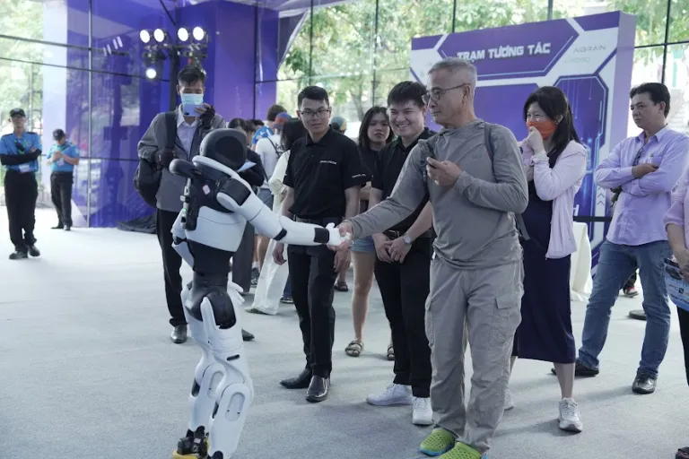 Không gian trải nghiệm robot · Hình ảnh
