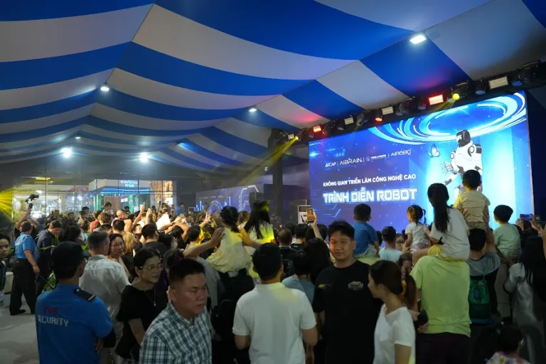 Không gian trải nghiệm robot · Hình ảnh