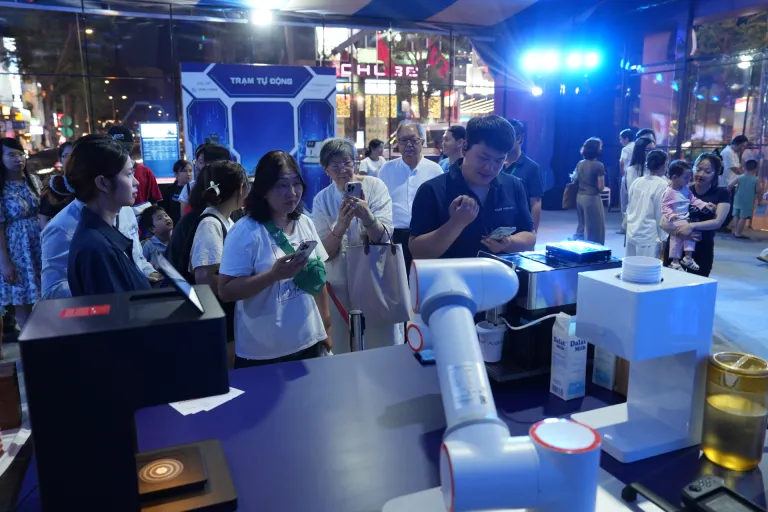 Không gian trải nghiệm robot · Hình ảnh