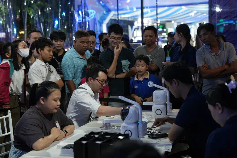 Không gian trải nghiệm robot · Hình ảnh