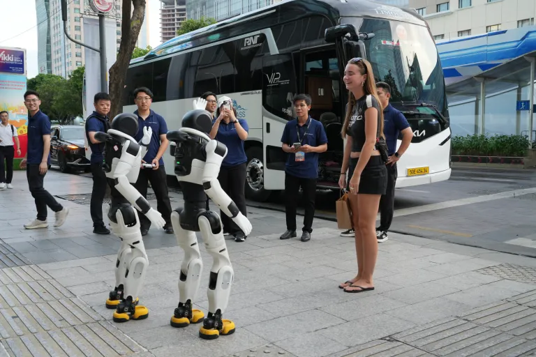 Không gian trình diễn công nghệ robot · Hình ảnh