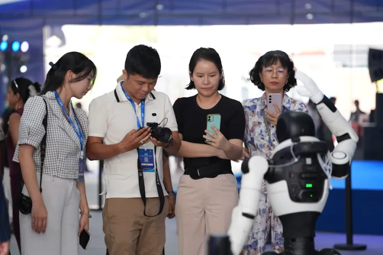 Không gian trình diễn công nghệ robot · Hình ảnh