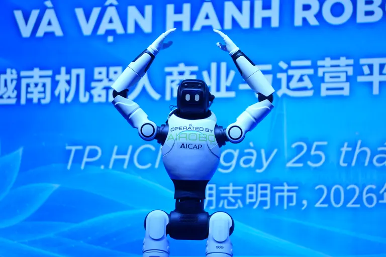 Robot mở màn