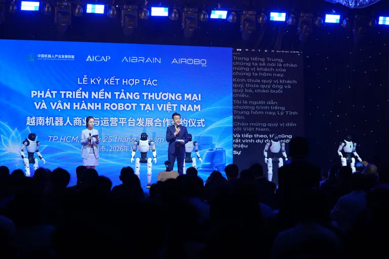 Robot mở màn