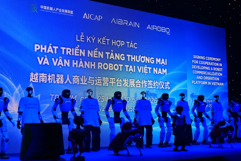 Robot mở màn