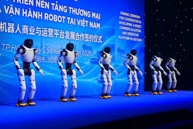 Robot mở màn
