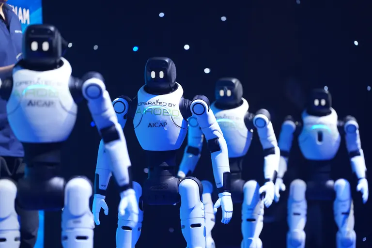 Robot mở màn