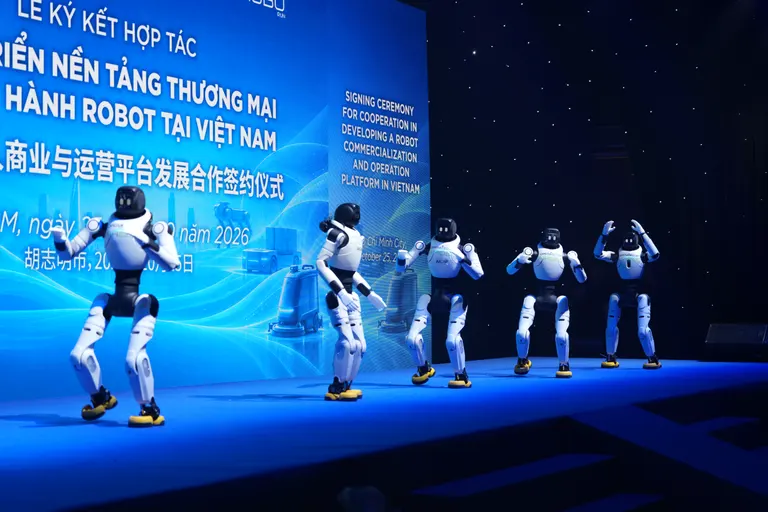 Robot mở màn