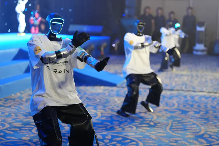 Robot mở màn
