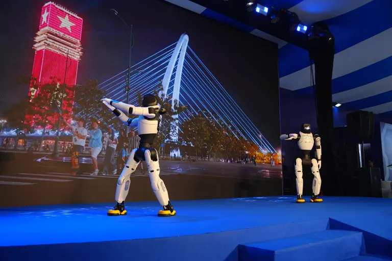 Robot mở màn