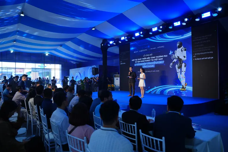 Robot mở màn