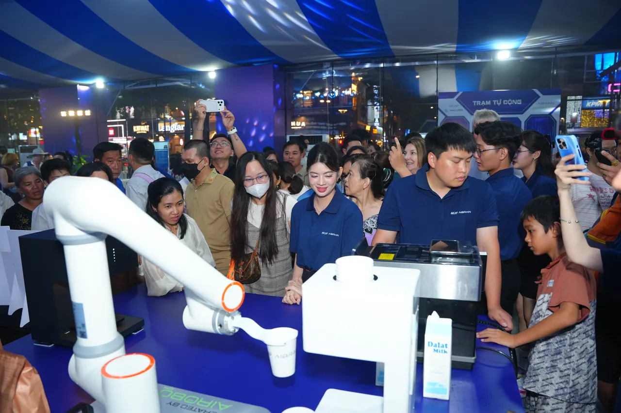 Giao lưu & trải nghiệm robot · Lễ công bố hợp tác ngày 26/10/2026