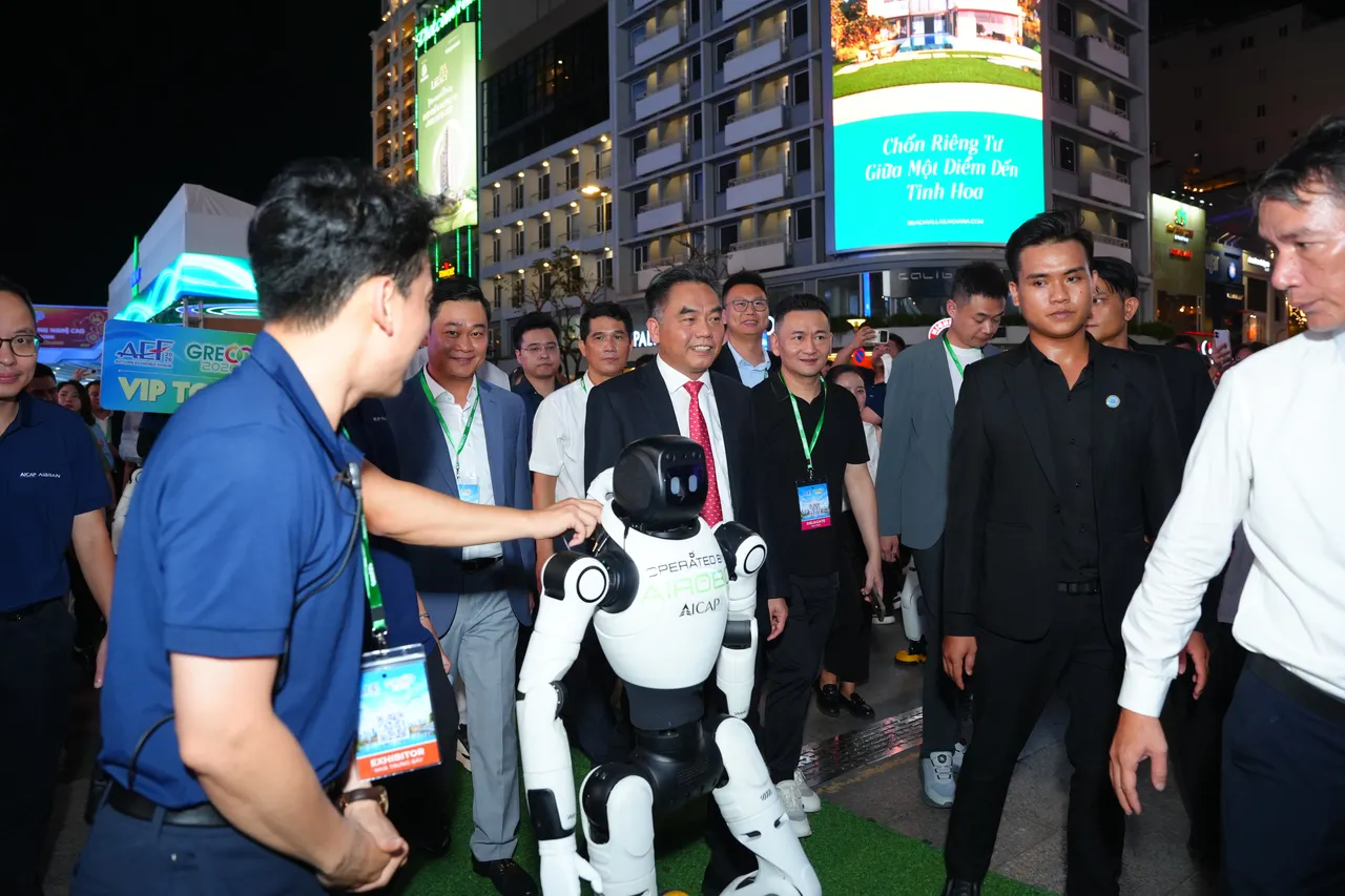 VIP Tour & lưu niệm · Lễ công bố hợp tác ngày 26/10/2026