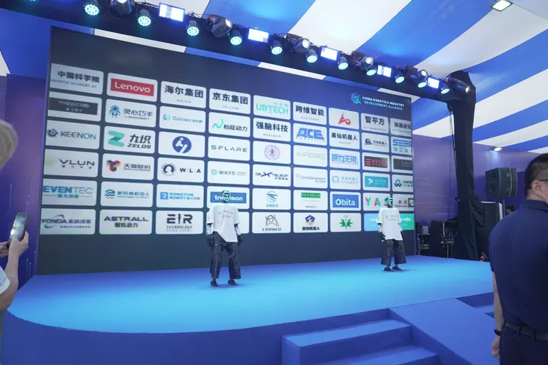 27/10 · Robot trình diễn