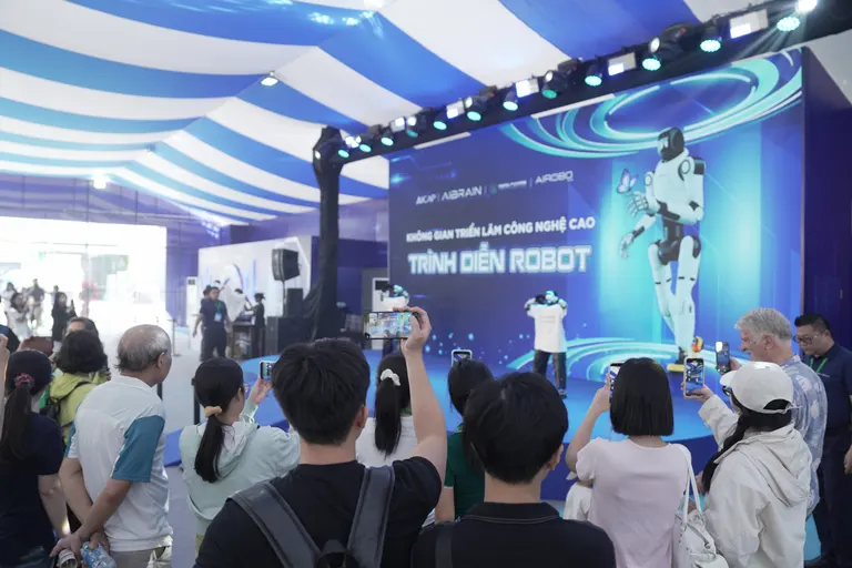 27/10 · Robot trình diễn