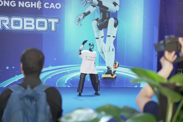 27/10 · Robot trình diễn