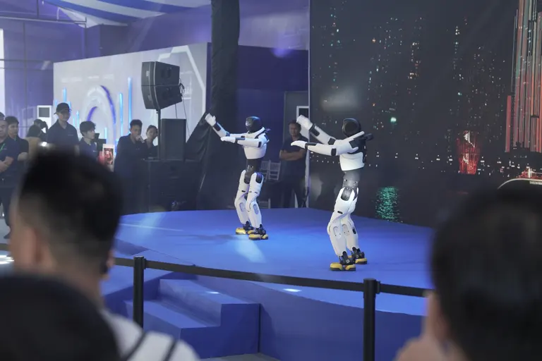 27/10 · Robot trình diễn