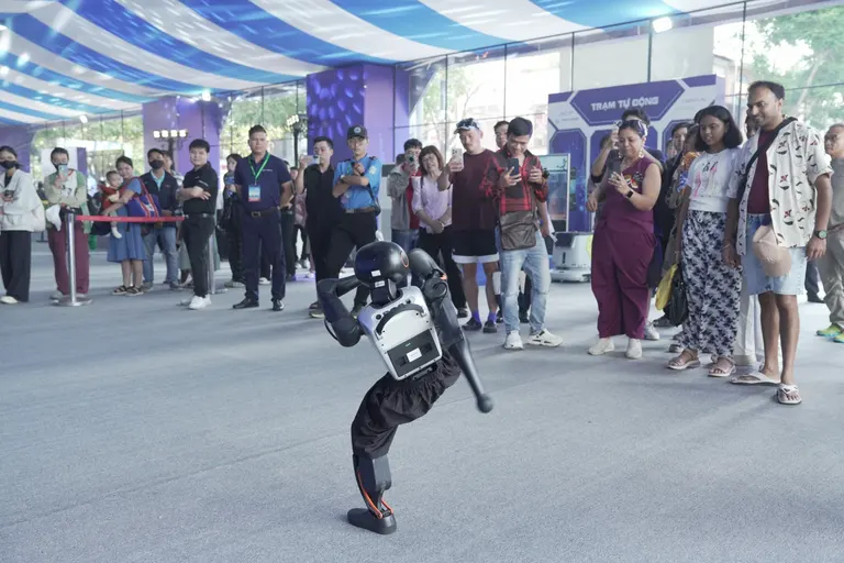 27/10 · Robot trình diễn