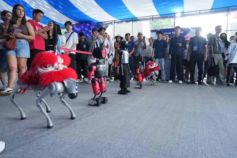27/10 · Robot trình diễn