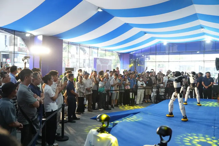 27/10 · Robot trình diễn