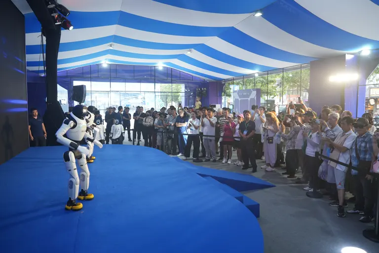 27/10 · Robot trình diễn