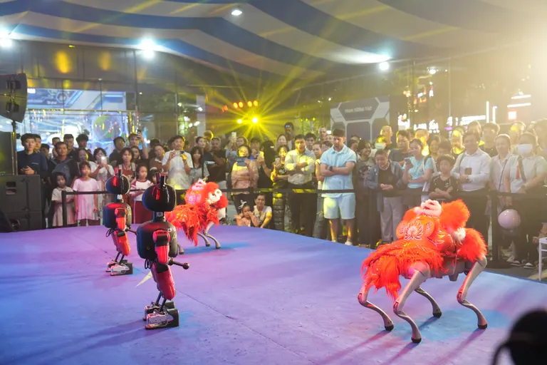 27/10 · Robot trình diễn