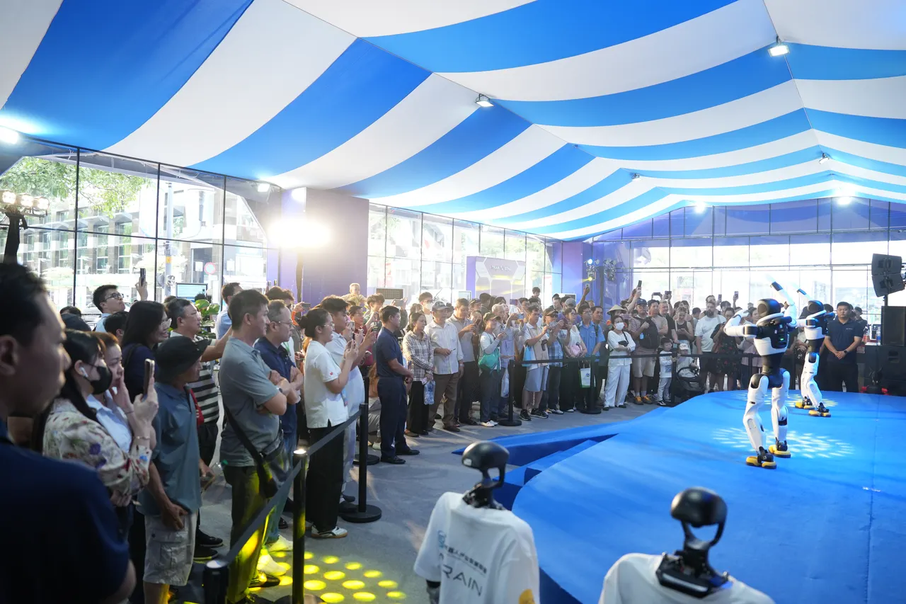27/10 · Khách tham quan & giao lưu · Không gian trình diễn robot hợp tác ngày 27/10/2026